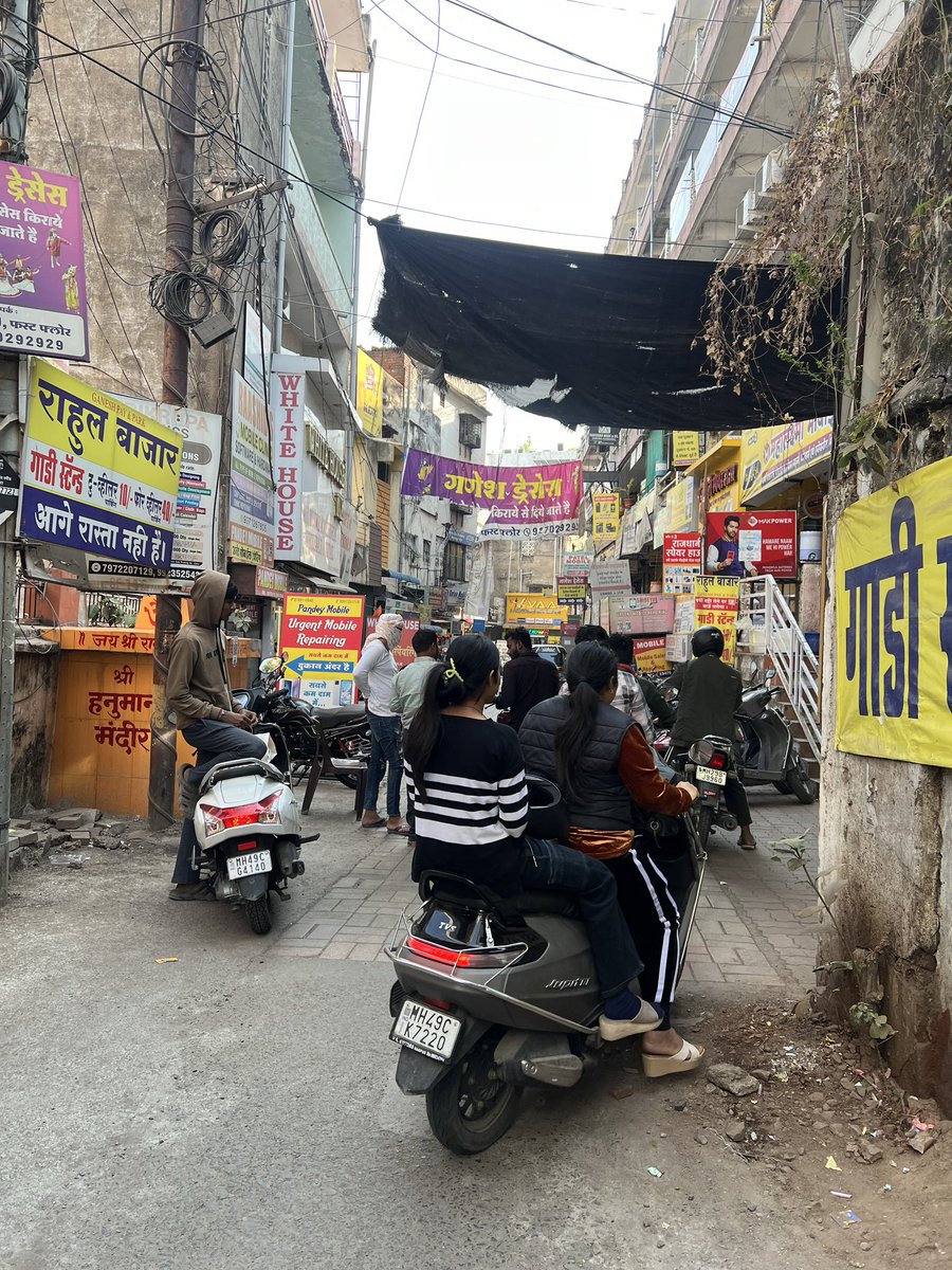 kkathane's tweet photo. @NagpurPolice @nitin_gadkari modi no 4 me ab parking fees ka board lgaya hai RAHUL BAZAR ne aur road par gadi lgane ke paise mang rahe hai, kya ye illegal nhi hai ? Nagpur MNC so rhi hai ? Kya ye road RAHUL BAZAR ne kharid liya hai ? @ngpnmc https://t.co/Vd75HEZZpP