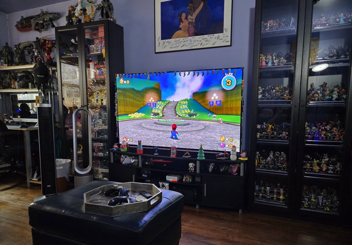 MrboomstickXL's tweet photo. MERRY CHRISTMAS AMAZING COMMUNITY 🎅🤶🎄 What are YOU playing on this awesome holiday? I decided to start playing #MarioGalaxy on the #Nintendo #Swith2! https://t.co/CeFTHWwEjS