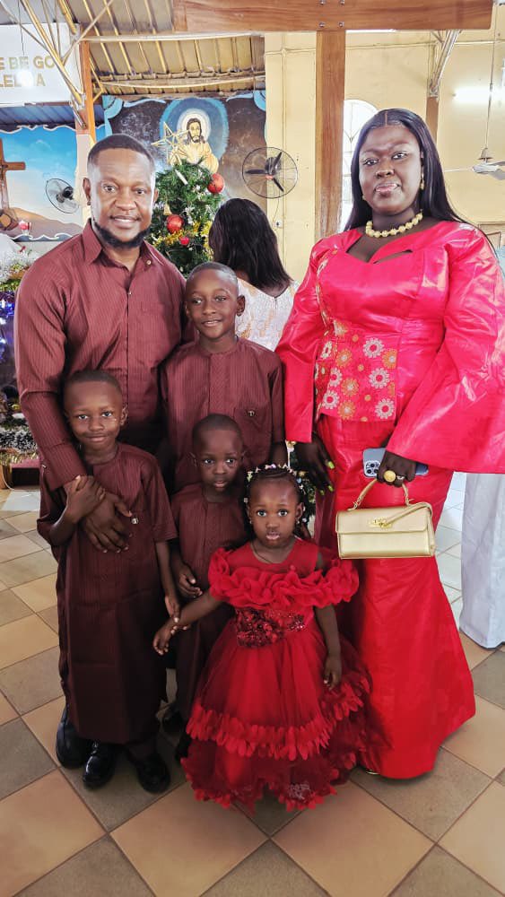 Merry Christmas from our beloved parishioners 
May the blessings of Christmas be upon us all. 

May the peace and love of the new born Jesus be with us forever ❤️🎄

Merry Christmas 🙌🏾

#MerryChristmas
#waasttherese
#sunjfete2025
#sttherese
#CreamOfTheDiocese 💃💃💃