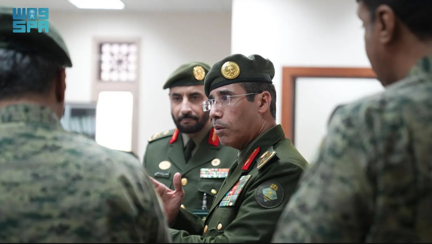 صور .. مدير عام الجوازات المكلّف يتفقد إدارة متابعة الوافدين بمنطقة مكة المكرمة وأعمال اللجان الإدارية. 