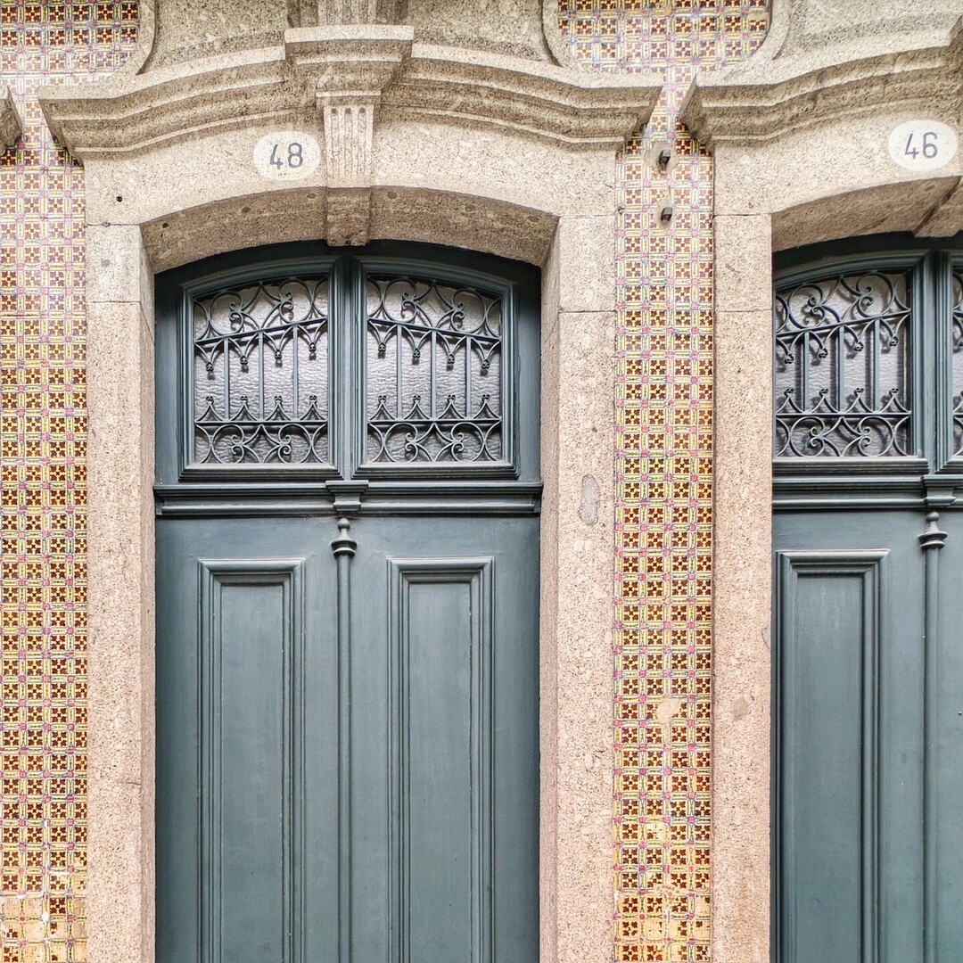 SidewalkSafari's tweet photo. Classic Portuguese tiles make this #doortrait special. Spotted in Braga, Portugal. https://t.co/xIhvZTbcyz https://t.co/OB2xNclII2