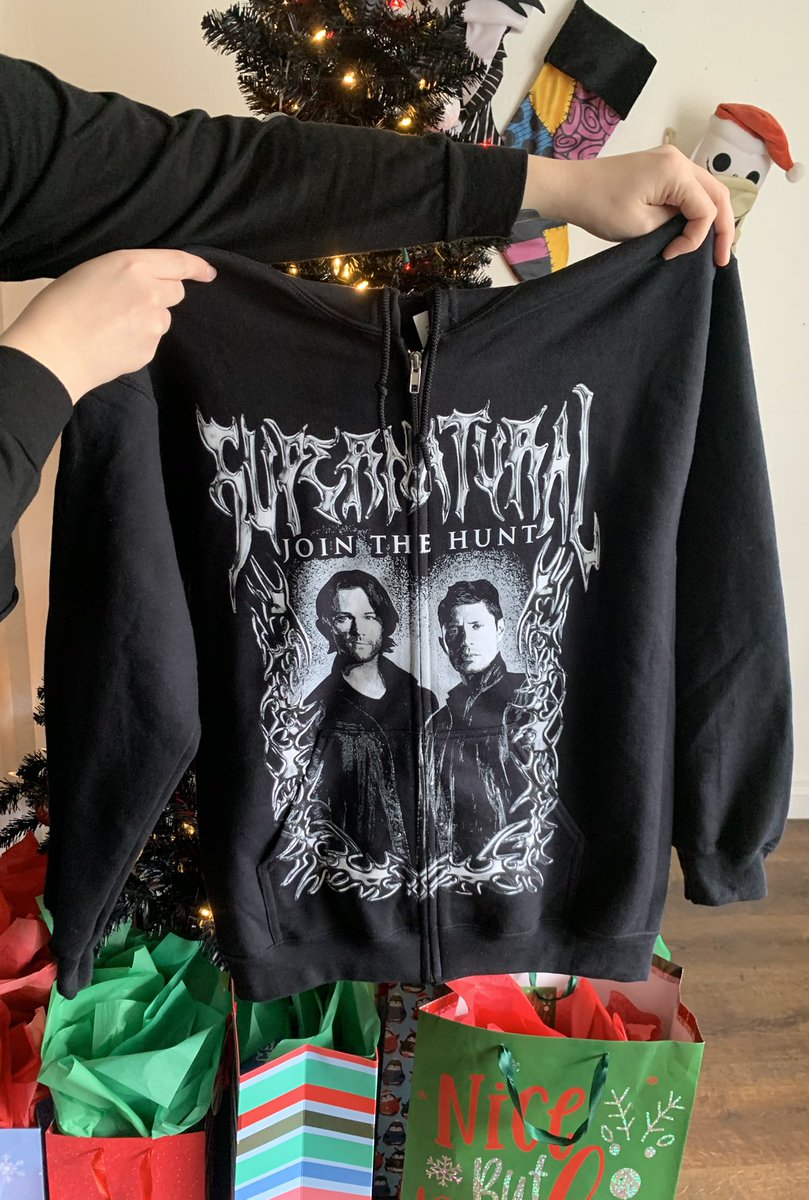 pumpkinsnbats's tweet image. One of my Christmas presents from my fiancé! Such a sick jacket I’m absolutely obsessed😭🖤