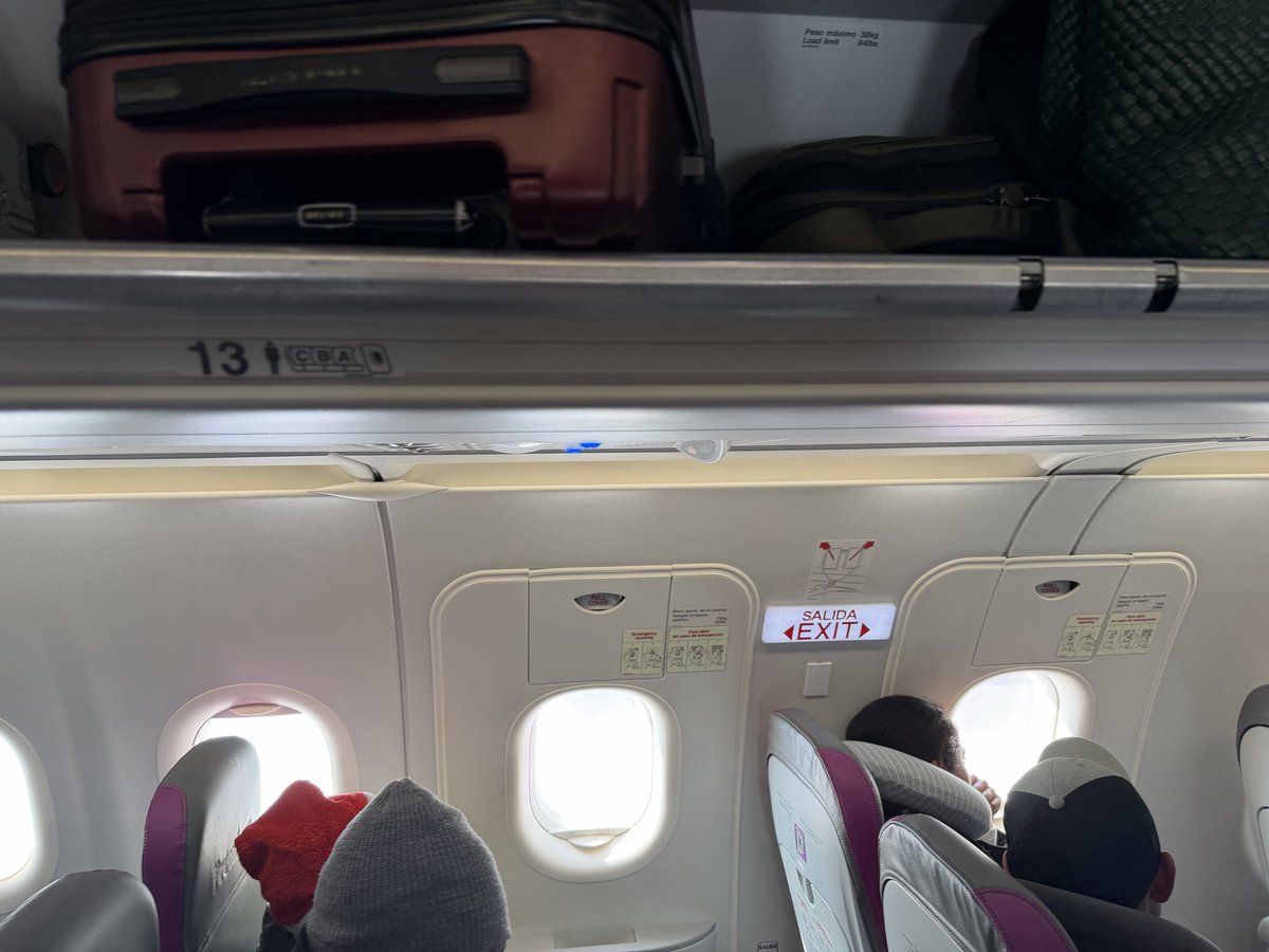 Otra vez más los de <a href="/viajaVolaris/">Volaris</a> <a href="/flyvolaris/">Volaris</a> me vende asientos en salidas de emergencia para tener más espacio y me dan otros al cambiar la configuración

Si no pueden garantizar los asientos no los vendan