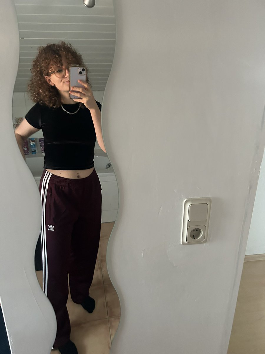 jogginghose, endometriose und jetzt über die feiertage noch 50 essays korrigieren. ich liebe academia.