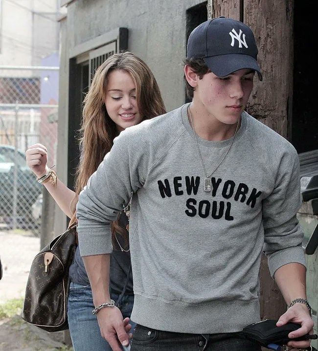 Evadivalore's tweet photo. When Nick Jonas wrote an entire song about how he didn’t want Miley Cyrus to marry Liam Hemsworth. https://t.co/iStXsuOUdQ