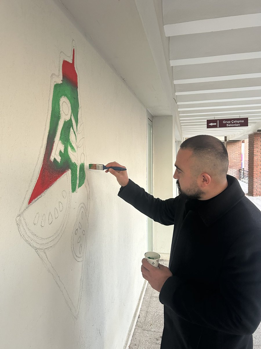 uniakisparta's tweet photo. Dünya sustuğunda, duvarlar konuşur.
Isparta ÜNİAK olarak Gazze’nin acısını bir duvara değil,
herkesin vicdanına çizdik.
Kampüsten ISPARTA ÜNİAKLA yükselen bu ses,
susmayanların sesidir.🇹🇷🇵🇸
@avyusufibis 
@FatihAydemir45 
@UniakGM 
@Hioz32 
@aecanoruc21 
@SeherFirdevs https://t.co/qUevC3IpvM