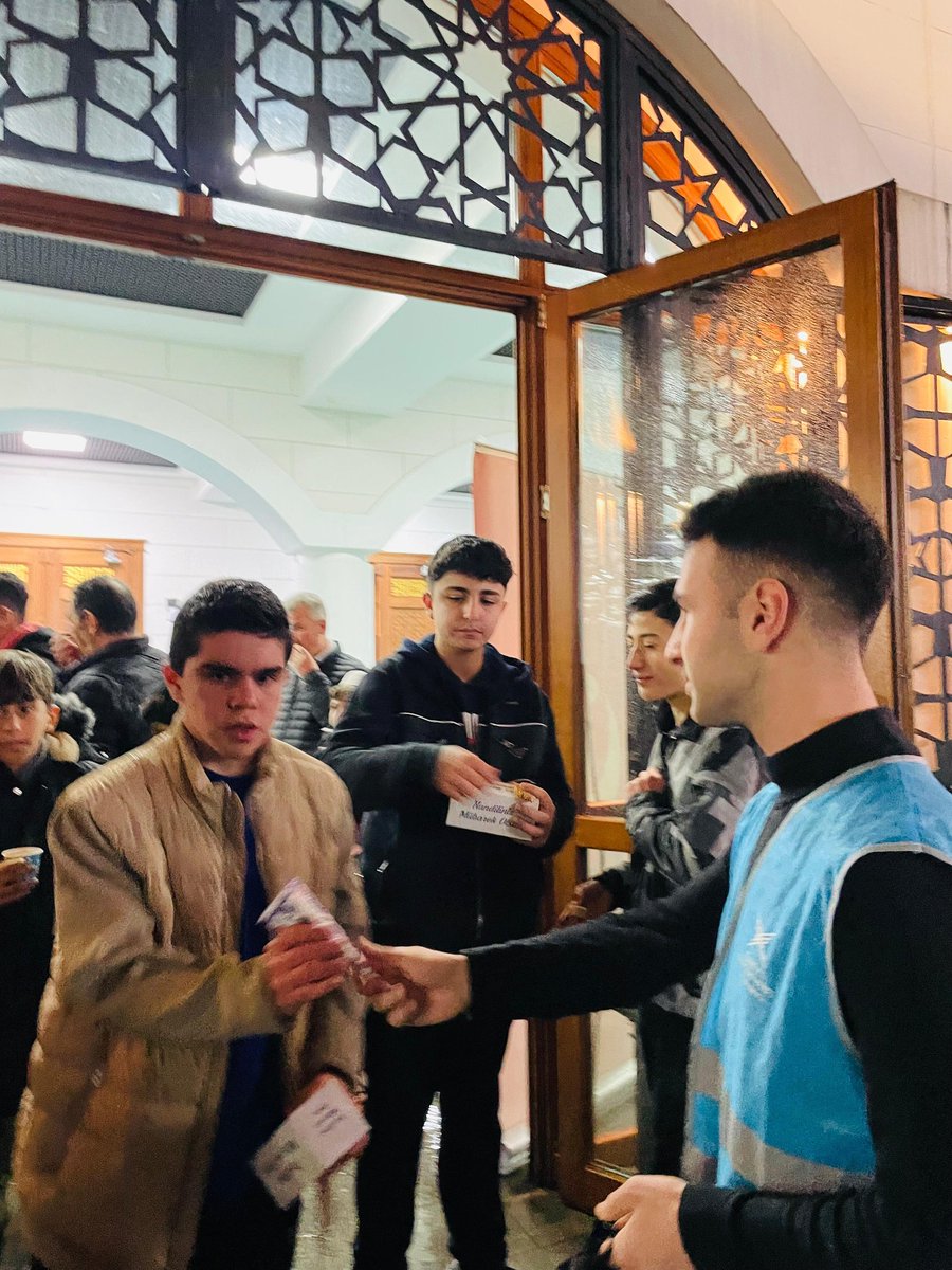 Regaip Kandili’nin bereketini, Çalışan Gençlik Koordinatörlüğü olarak cami çıkışında kardeşlerimizle paylaşmanın mutluluğunu yaşadık.
Bu mübarek gecenin birlik, huzur ve hayırlara vesile olmasını diliyoruz🌙✨