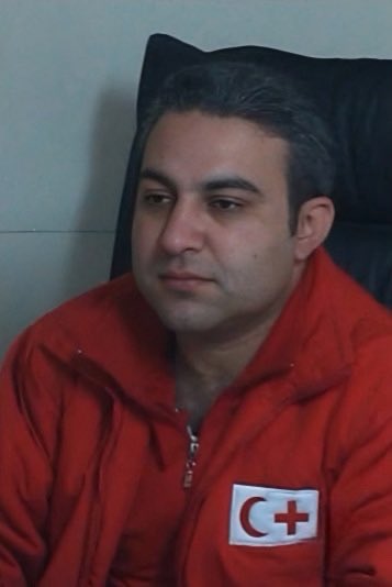 Syrie : jeudi dernier, le corps sans vie de Mazen al-Youssef, travailleur humanitaire du Croissant rouge syrien, a été retrouvé devant sa petite imprimerie à Homs.
Il est l’un des milliers d’alaouites assassinés par les escadrons de la mort du régime sunnite.
#StopAlawiteGenocide