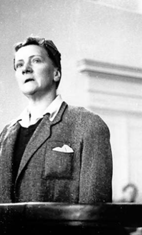 Ojdadana's tweet image. "Nic ci nie powiedziałam dzisiaj na widzeniu, córeczko kochana. Słów banalnych kilka. Zamajaczyła główka twa w gęstym krat cieniu i widzenie skończone. Mała krótka chwilka."
Mjr Irena Tomalak - organizatorka służb kurierskich AK - zmarła 25 grudnia 1971 r.
1944.pl/powstancze-bio…