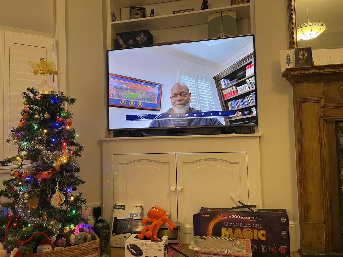 pedrorprado's tweet photo. Watching from Richmond London UK - 🇬🇧🇬🇧🇬🇧🇬🇧 #NFLonNetflix https://t.co/yIYiRxQ7AL