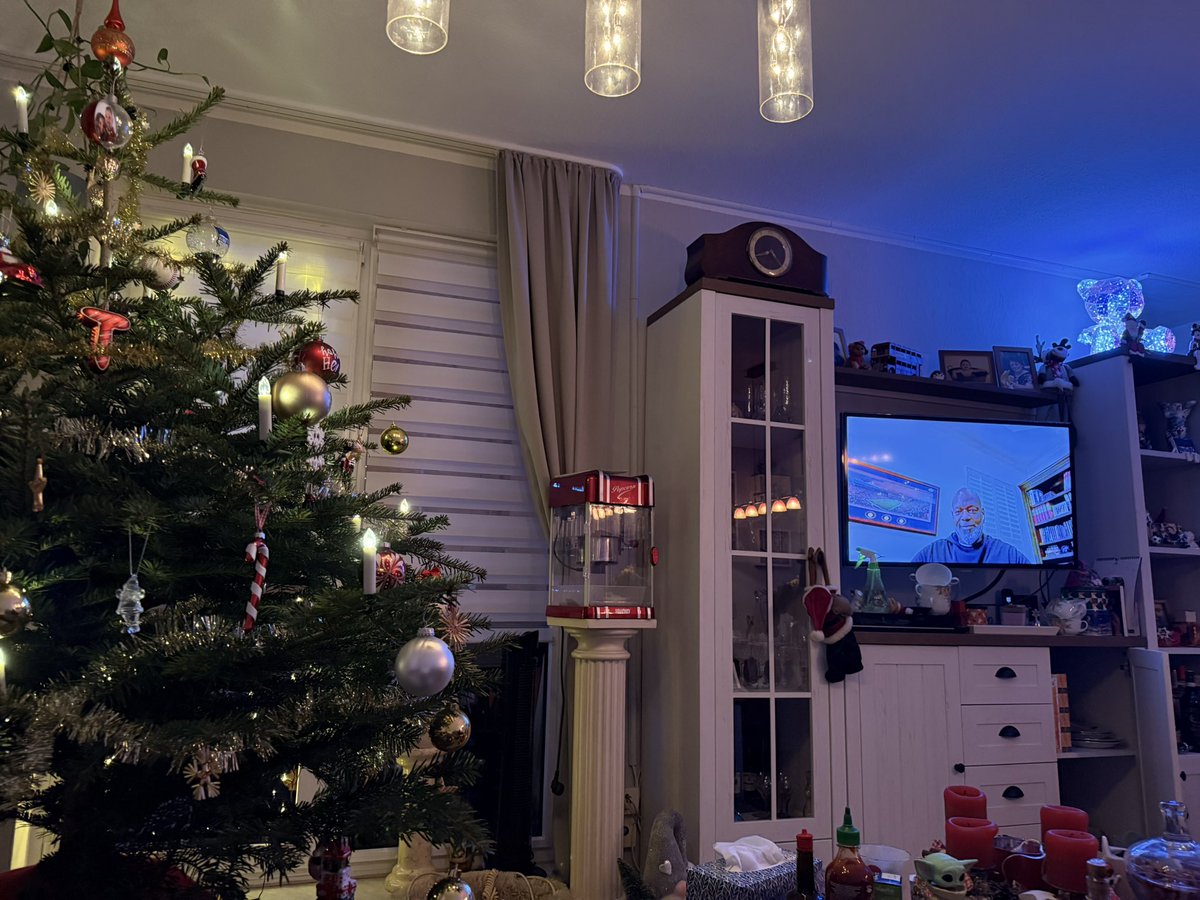 tanjasinger3's tweet photo. #NFLonNetflix Grüße aus Berlin und ein Frohes Fest 🎄❤️ https://t.co/eM1CeQWKXR