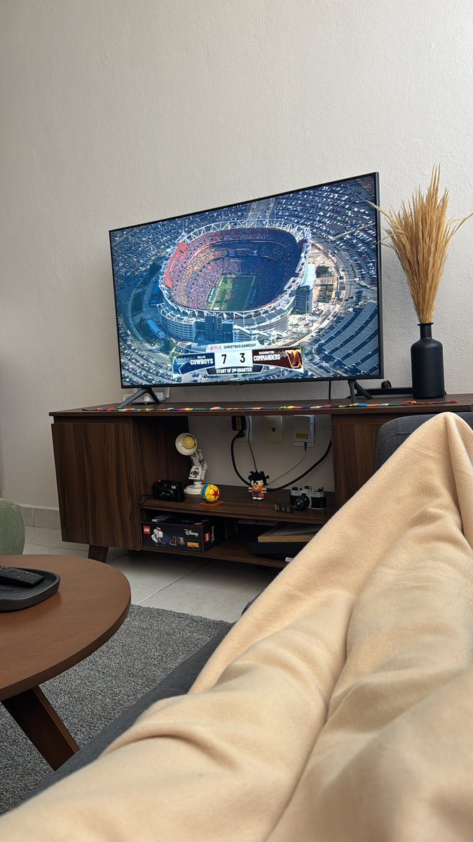 raauledh's tweet photo. ¡Que delicia tener Christmas Game! ¡FELIZ NAVIDAD! 🎄 🎁 #NFLonNetflix https://t.co/YcCFY9yO6K