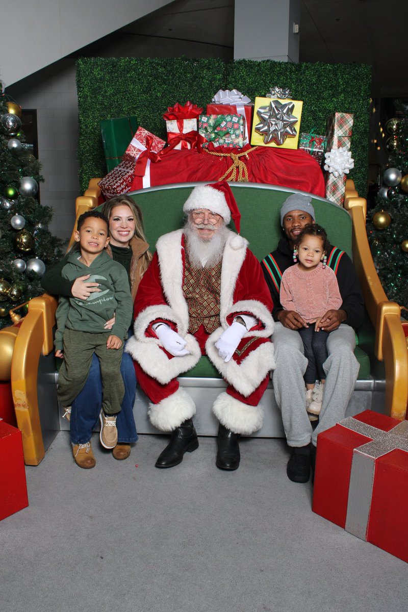 powellalvas's tweet photo. Merry Christmas from my family to your 🙏🏽🫶🏾 https://t.co/ZIuqY9HqxK