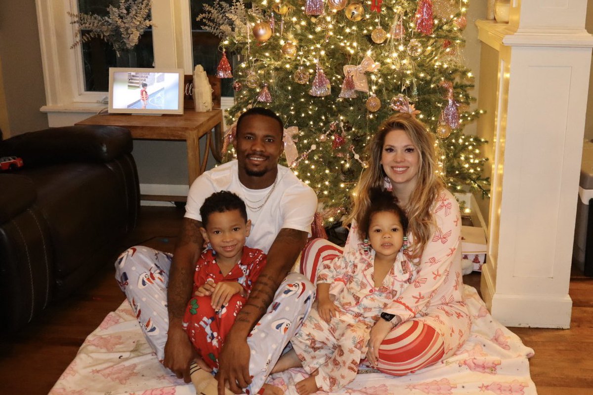 powellalvas's tweet photo. Merry Christmas from my family to your 🙏🏽🫶🏾 https://t.co/ZIuqY9HqxK