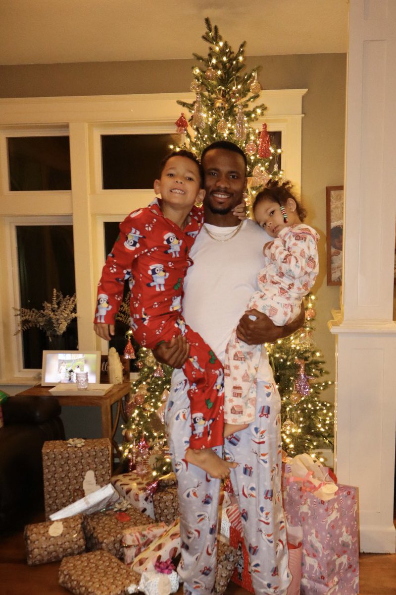 powellalvas's tweet photo. Merry Christmas from my family to your 🙏🏽🫶🏾 https://t.co/ZIuqY9HqxK