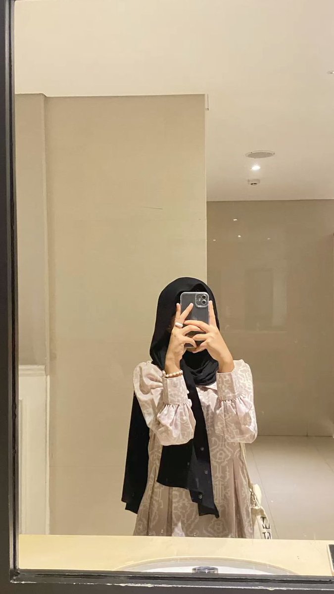 Christmas ki raat
Bahar lights jagmga rhi hain 🎄✨
Non-Muslims apna tyohar mna rhe hai
Khushi aur pyar ki yeh raat unke liye Mubarak ho

Mai ghar pe namaz pdh ke dua mang rhi: Ya Allah, sabko aman de, dilo mein mohabbat bhr de
Good night meri pyari behno, Khuda Hafiz 🤲💕