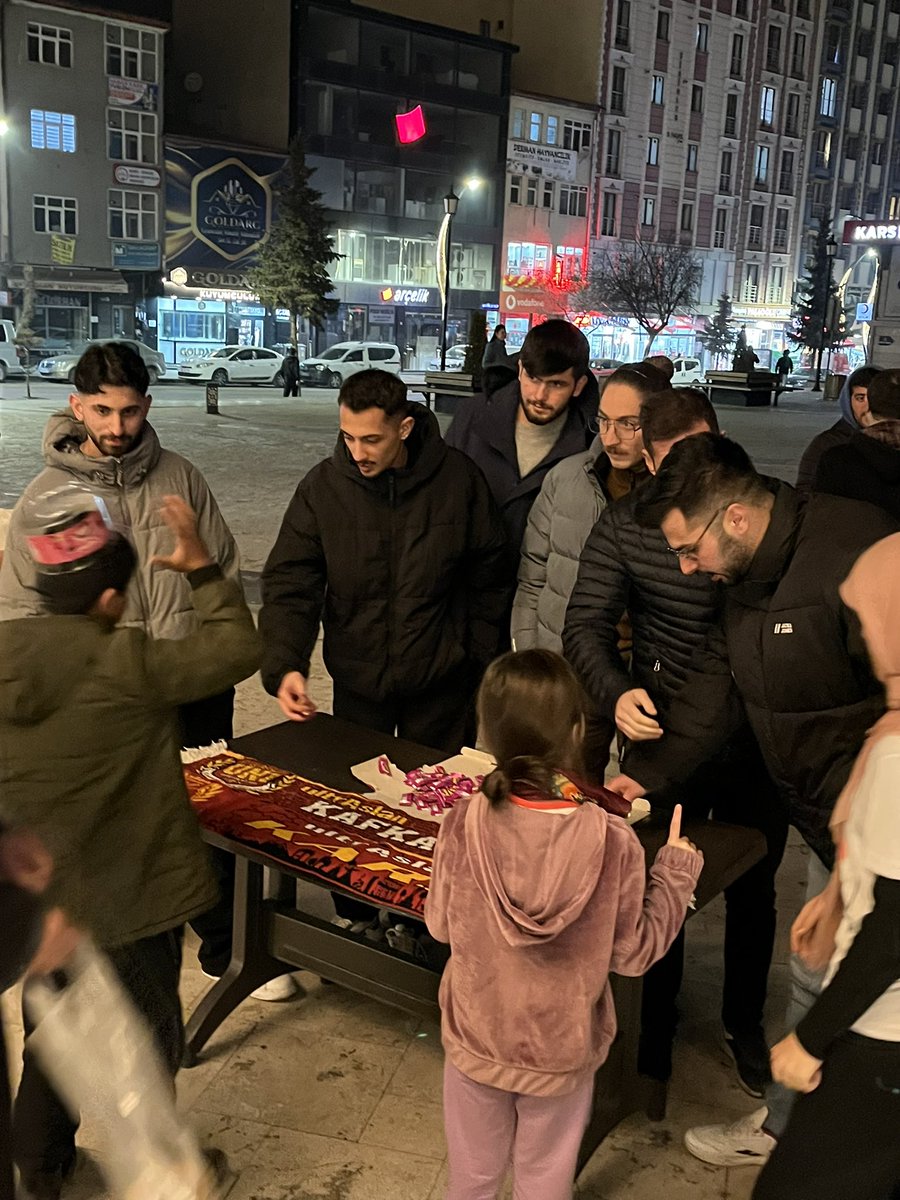 Regaip kandili vesilesiyle Ulaş Bayam abimizin Sene-i devriyesi Hayrına yatsı namazı çıkışında ikramlarda bulunduk

#uAYurtiçi 
#ultrAslanKars