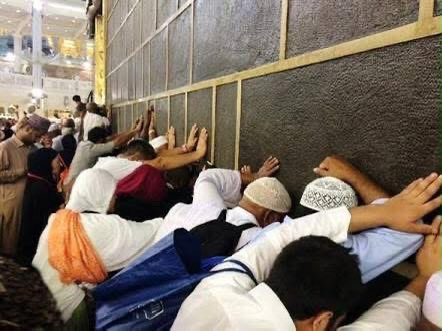 Ya Rabb; 
Secdeye varan alınlar hatırına,
Hesabı nefsine soranlar hatırına,
Gözlerini ilimle yoran, emaneti yoluna serenler hatırına, 
Dostluk,kardeşlik ve muhabbet ile birbirine sarılanlar hatırına,
Kâbe'de ağlayan göz,yakaran yanan yürekler hatırına,Habibim buyurduğun