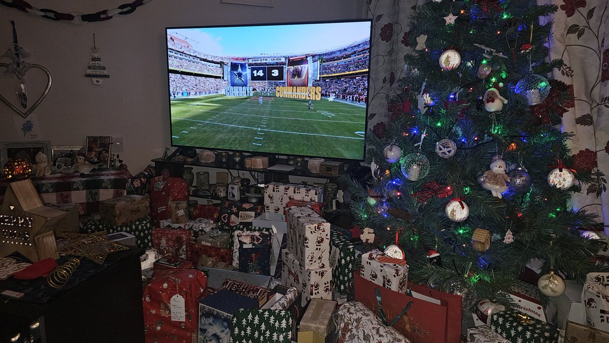 Guzzi90125's tweet photo. @ScottHanson @Ky1eLong @NFLonNetflix ....Thomson family watching from 🏴󠁧󠁢󠁳󠁣󠁴󠁿. https://t.co/IbcaamxIbq