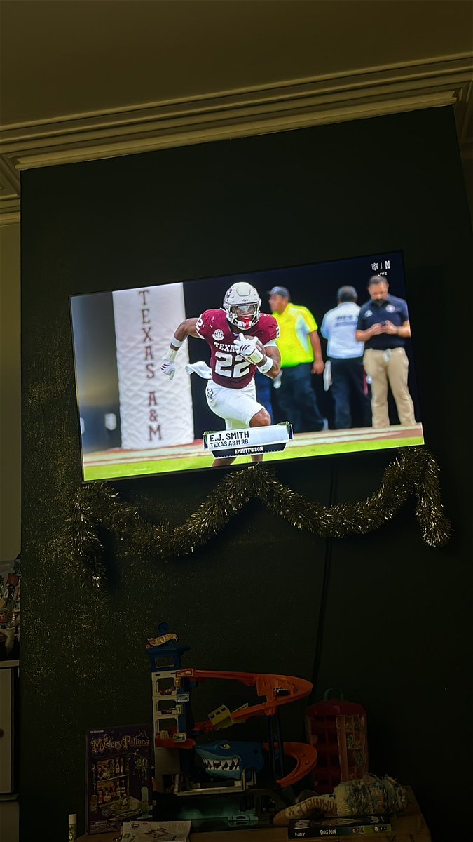 Watching here from the UK #NFLonNetflix great way to end the day for us!