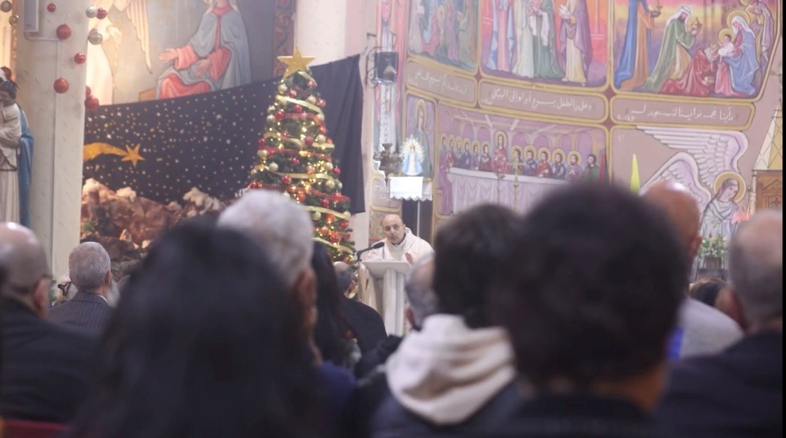 بعد عامين من الحرب، استقبلت مدينة #غزة عيد الميلاد هذا العام بأجواء تمزج بين الحزن والرجاء. انطلقت الاحتفالات في مجمع دير اللاتين، وسط حضور لافت للأهالي؛ حيث اجتمع المصلون في كنيسة العائلة المقدسة للصلاة من أجل السلام والاستقرار.
news.un.org/ar/story/2025/…