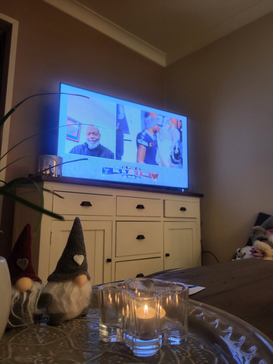 Levosin's tweet photo. Seasons greetings from Finland #NFLonNetflix https://t.co/L07tM61ETz