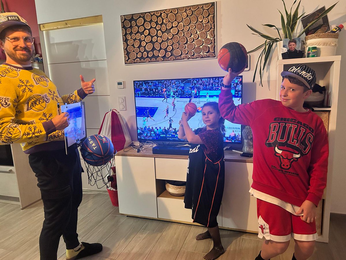 ElMoMo31's tweet photo. Let's go Knicks 🏀 En famille devant #NBAEXTRA, tradition oblige ! https://t.co/lRAGSV3pCQ