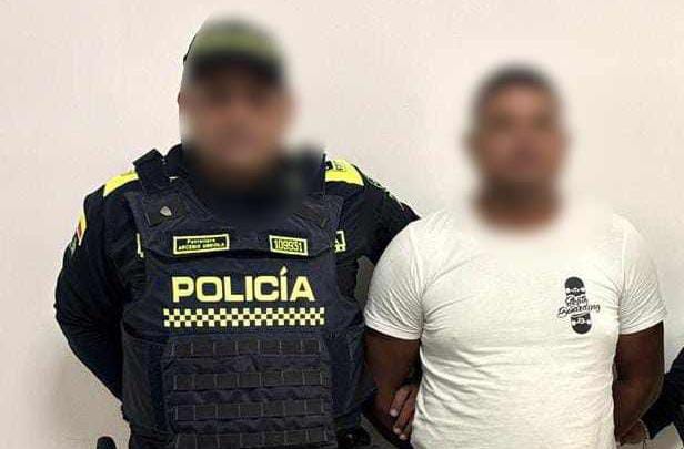 Noticosta's tweet image. Policía captura a un hombre identificado como Victor Muñoz Nuñez por presuntos delitos de homicidio  y hurto. La captura se produjo en el barrio Villa Estadio (Soledad).