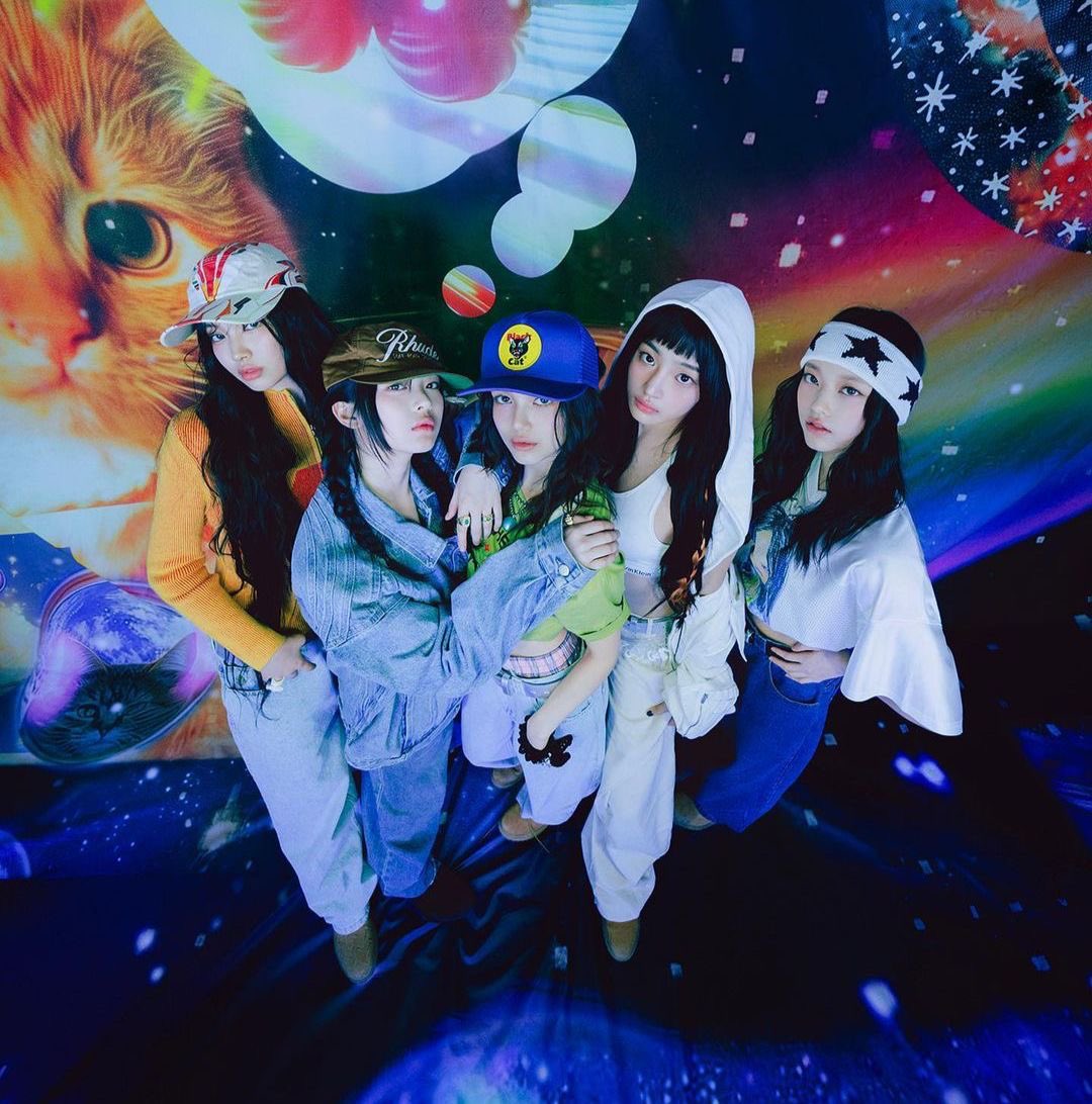 newjeansacervo's tweet image. O jornal The New York Times considera o NewJeans o grupo de K-pop mais inovador dos últimos anos.