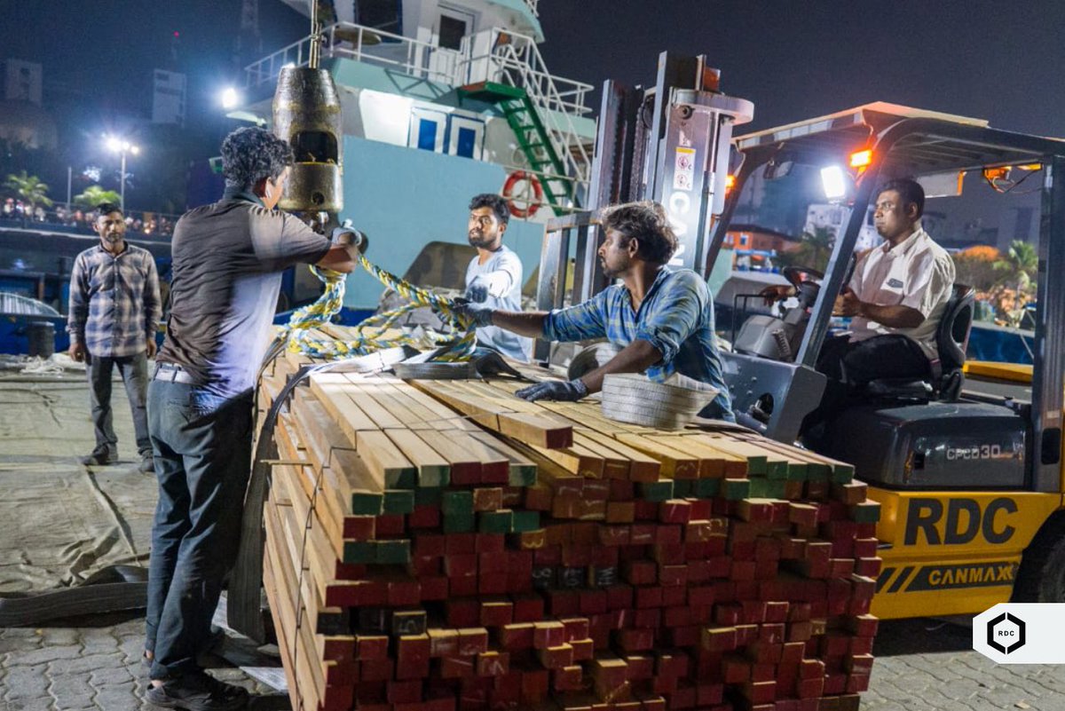 rdcmaldives's tweet photo. ޕަބްލިކް ސެކްޓަރ އިންވެސްޓްމަންޓް ޕްރޮގްރާމްގެ ދަށުން ހއ. ފިއްލަދޫ، ހއ. ކެލާ އަދި ހއ. އިހަވަންދޫގައި ހިންގުމަށް ހަމަޖެހިފައިވާ މަޝްރޫއުތަކަށް ބޭނުންވާ ސާމާނު ފޮނުވުމުގެ މަސައްކަތް ދަނީ ކުރަމުންނެވެ.

#TeamRDC https://t.co/lvkUGovJjw