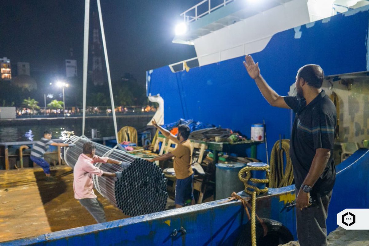 rdcmaldives's tweet photo. ޕަބްލިކް ސެކްޓަރ އިންވެސްޓްމަންޓް ޕްރޮގްރާމްގެ ދަށުން ހއ. ފިއްލަދޫ، ހއ. ކެލާ އަދި ހއ. އިހަވަންދޫގައި ހިންގުމަށް ހަމަޖެހިފައިވާ މަޝްރޫއުތަކަށް ބޭނުންވާ ސާމާނު ފޮނުވުމުގެ މަސައްކަތް ދަނީ ކުރަމުންނެވެ.

#TeamRDC https://t.co/lvkUGovJjw