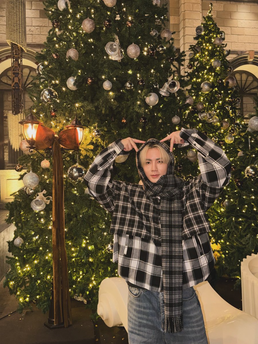 rinvrse's tweet image. ⠀ 
⠀         
merry christmas! 🎄

this year, i got to spend it with my beautiful boyfriend. our first christmas together. here's to many more together!
⠀ 
⠀