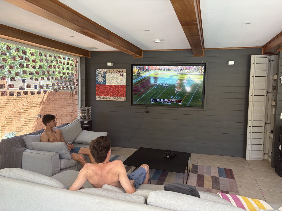 FUTChilee's tweet photo. Enjoying #NFLOnNetflix from Chile 🇨🇱🇨🇱 https://t.co/PEPVVjJ5lP