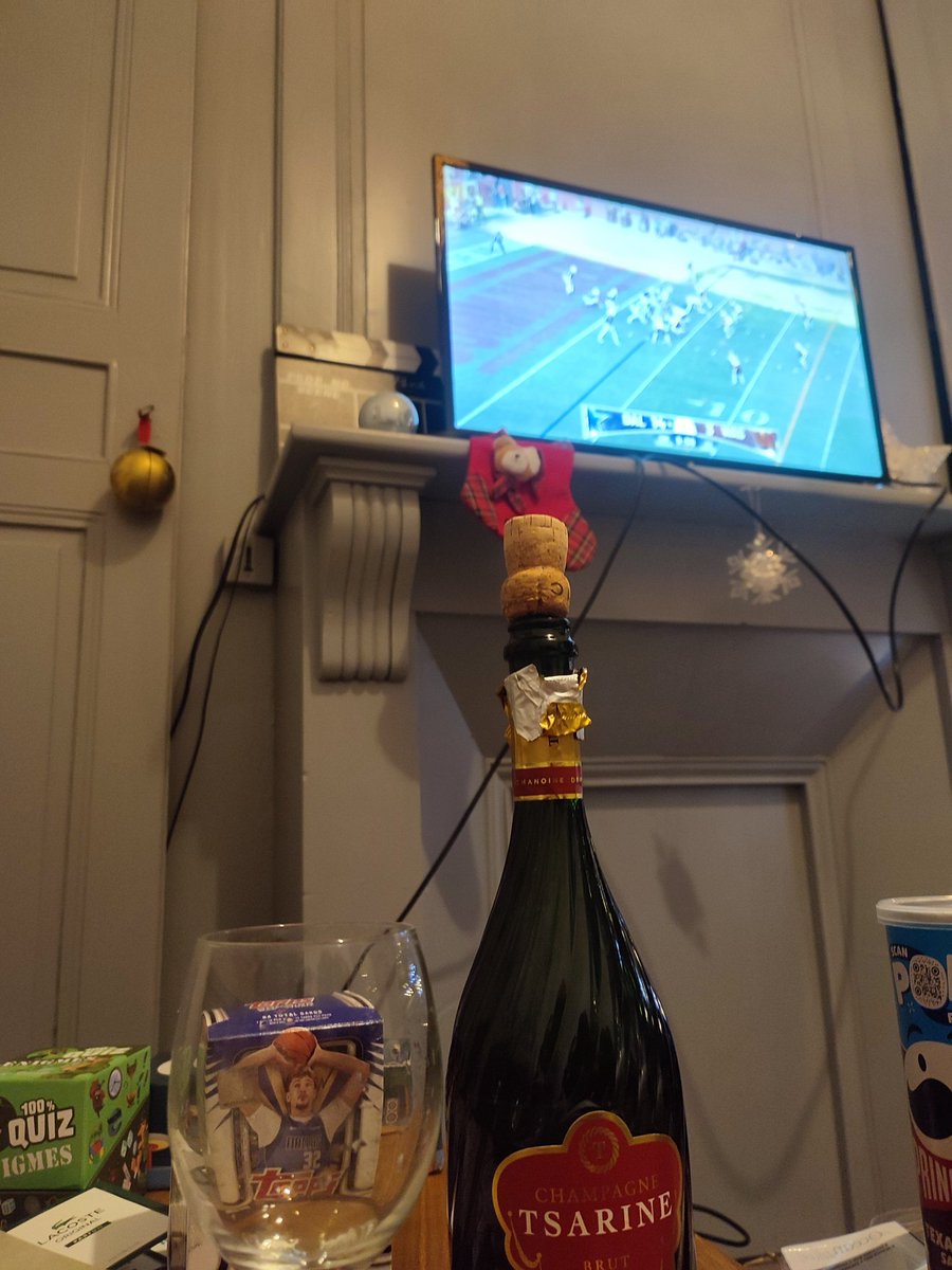 tyler0108's tweet photo. #NFLonNetflix greetings from France ! We miss Jayden 🎅 https://t.co/KlzTr4iCe7