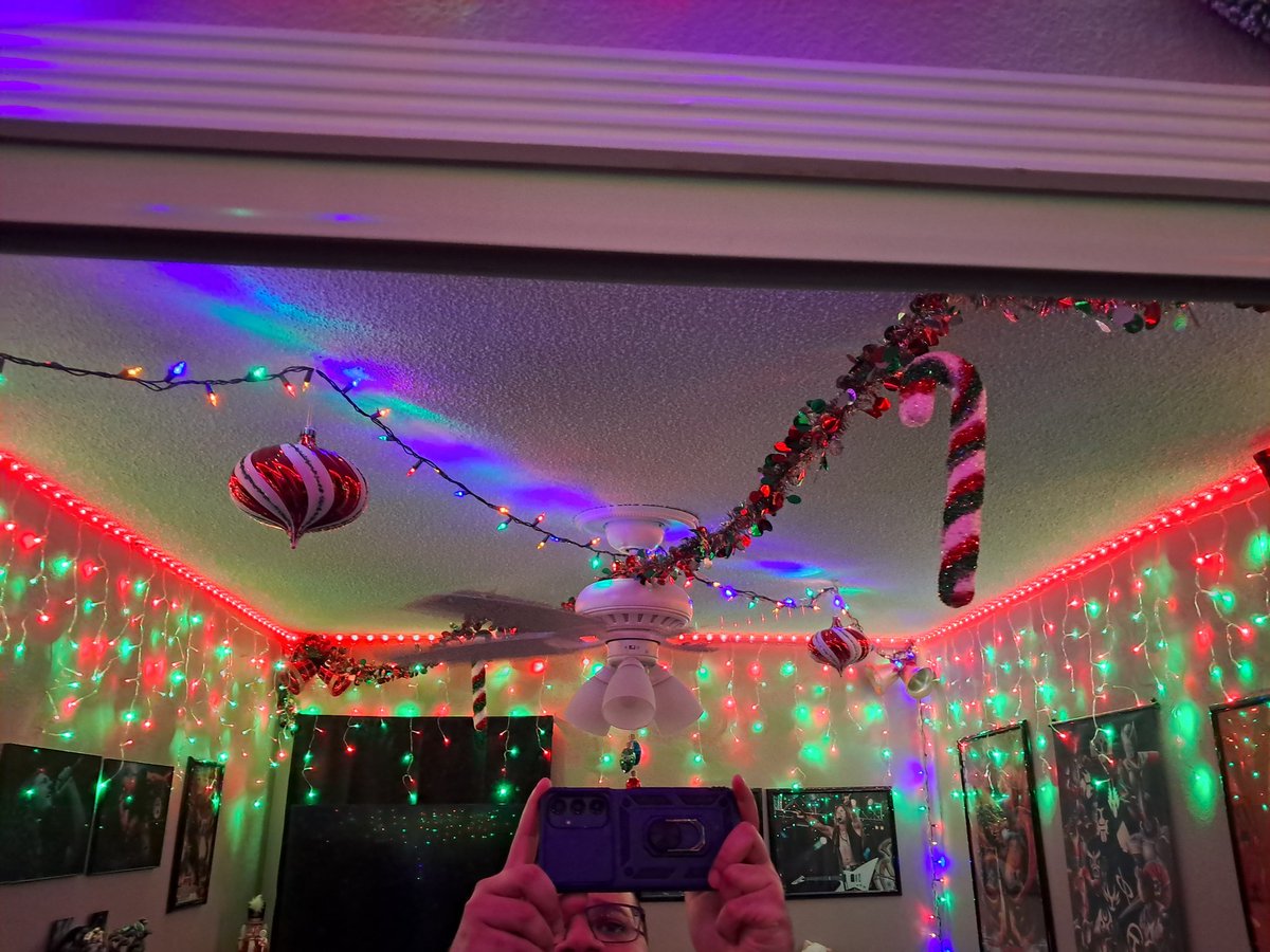 Mirada23's tweet photo. @RANK10YGO My room is still pretty damn comfy for Christmas. https://t.co/VckGhjLdrU