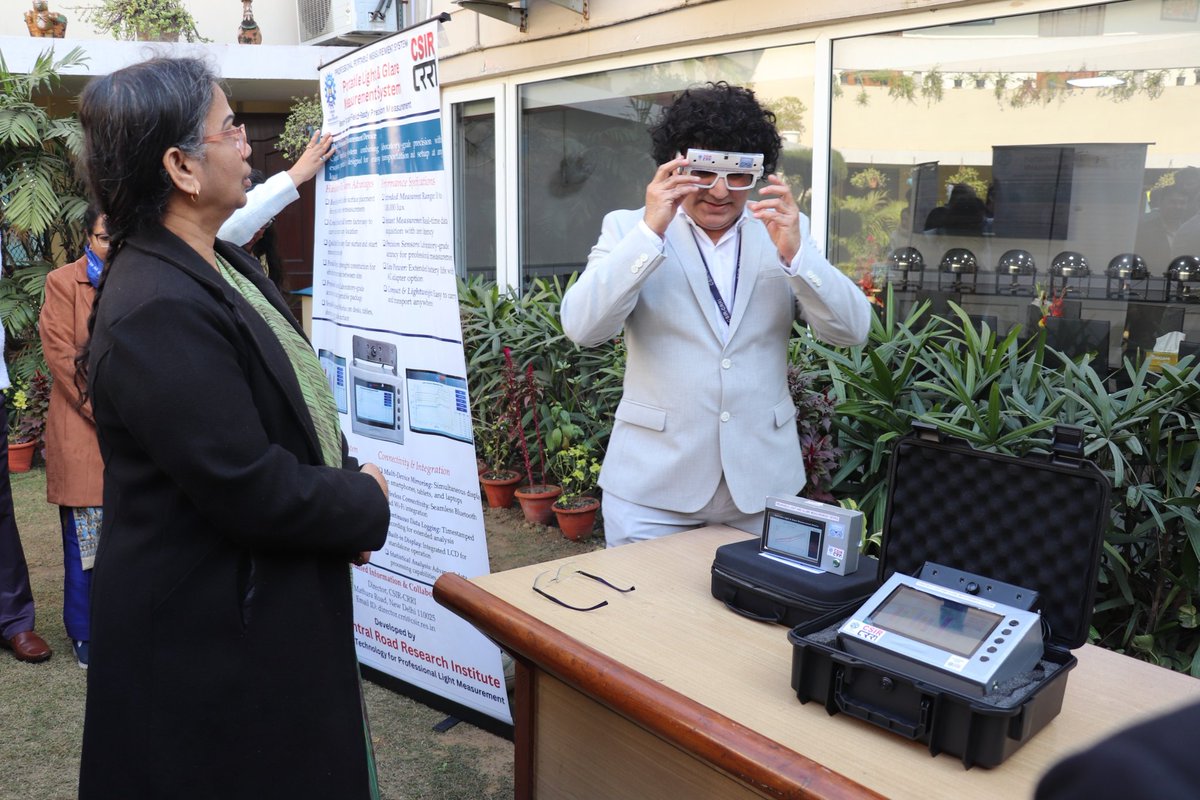 CSIRCRRI's tweet photo. 2/4
The 1st - Wearable Light &amp; Glare Measurement Device
•First-of-its-kind to measure glare exactly at eye-level as perceived by the user.
•Real-time sensing in motion (walking/driving) with zero latency.
@vinodkarar @CSIR_IND @DrJitendraSingh https://t.co/DyUwiWcFSb