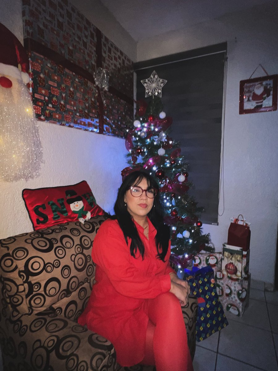 Ojalá Santa te haya traído lo que pediste… y no lo que cree que necesitas🎅😂
Abrazo grande, buena vibra y cero estrés.
¡Feliz Navidad! 🎄✨