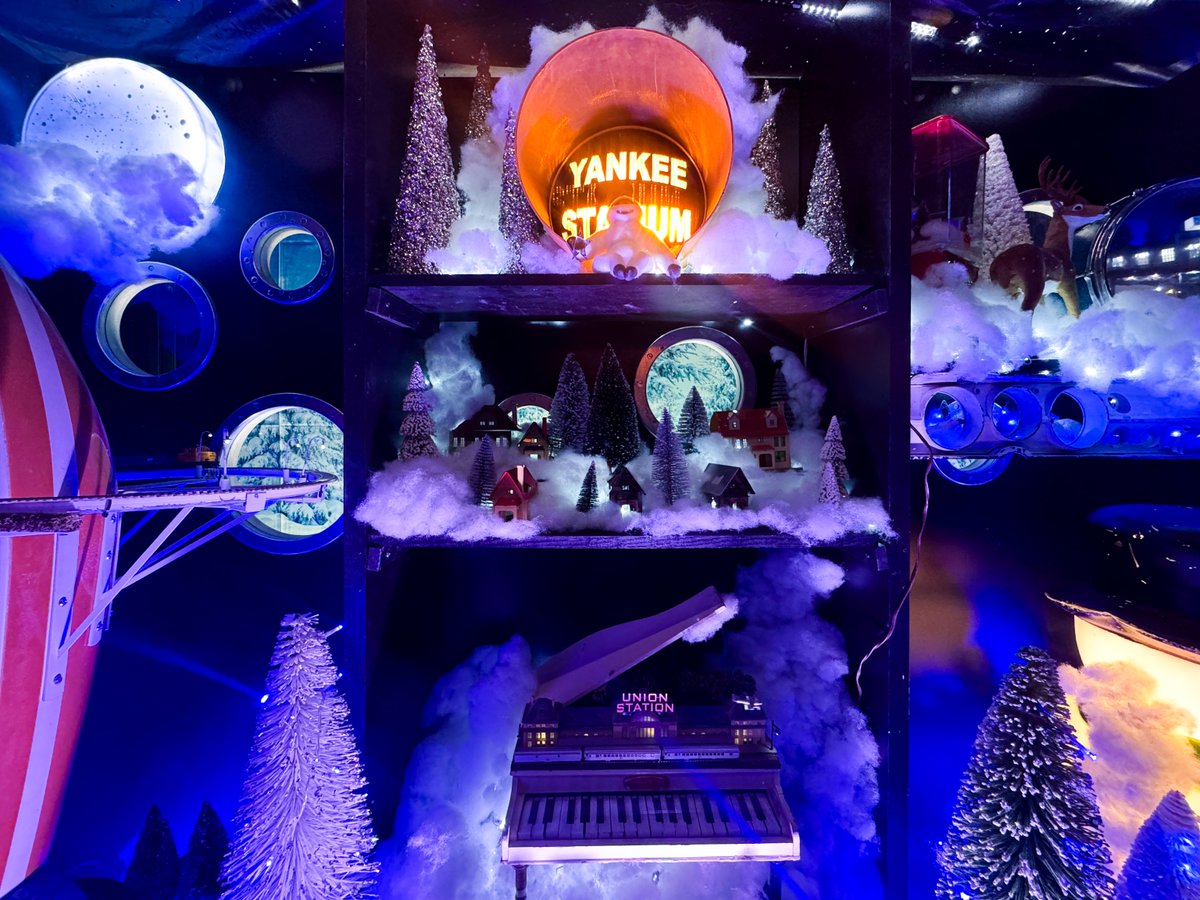 Happy Holidays from MOA!
“A Winter Wonderland” by @MisterChristmas is set within a snowy landscape of playful charm that feels both nostalgic and surreal.

The diorama comes to life daily from 3:00–10:30 PM at Marjorie Park . Be sure to add it to your Christmas lights map!