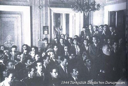 Bu sözler, bu yurtta, suç oldu bugün! .. 
Kaydetmez tarihim bu türlü zillet, 
Yapıyor kızıllar çünkü toy - düğün! ..
~

25 aralık denilince bizim hafızaya alttaki fotoğraf gelir.