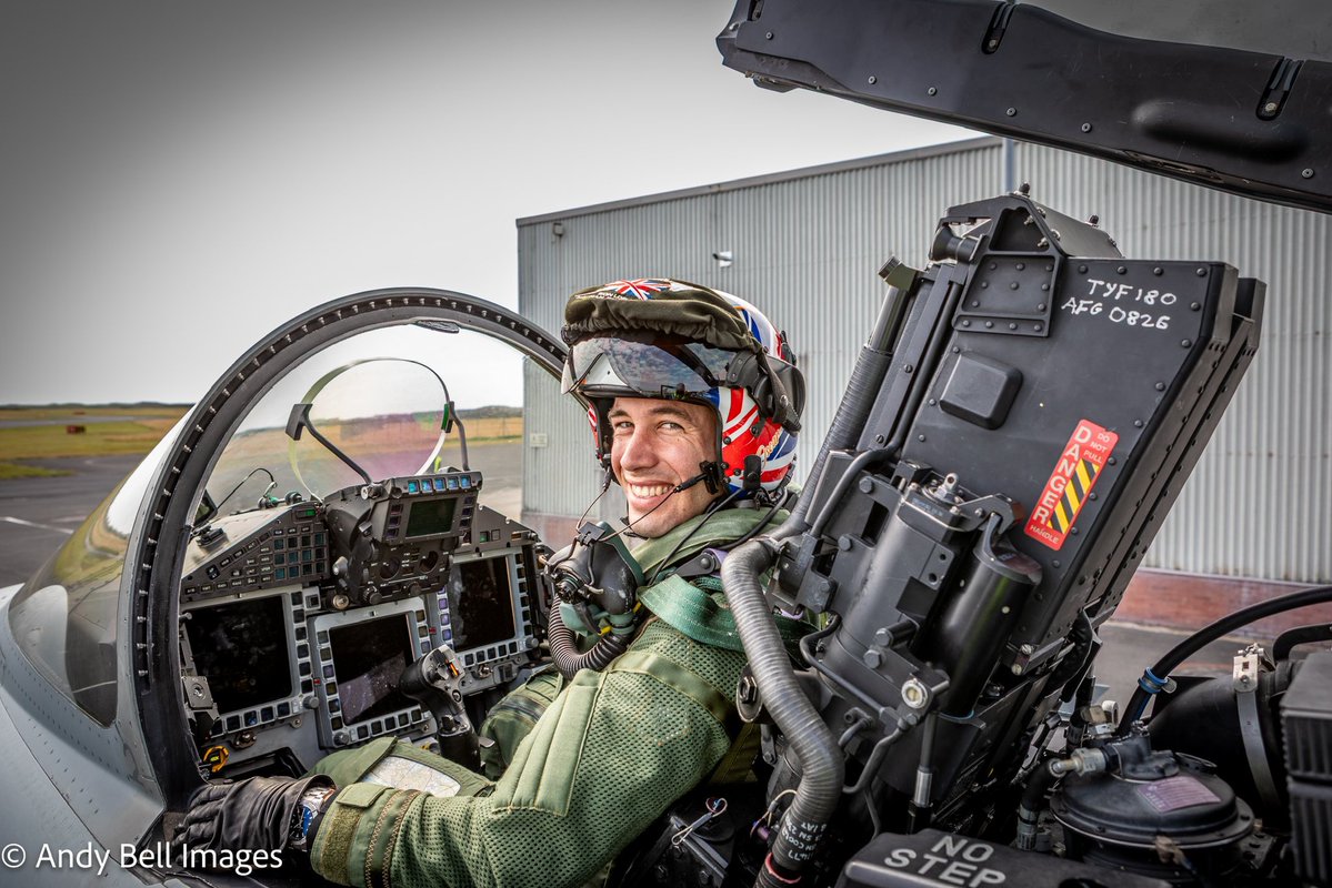 TyphoonDisplay's tweet image. Merry Christmas everyone! 🎄 Hope you’ve had an amazing day wherever you are. I’m very much missing the world of Display flying but enjoying some time off. Looking forward to 2026!  🔥 🔥 

@RAFTyphoonTeam