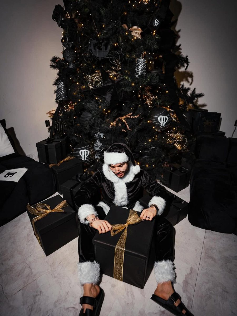 TuTiaSandra's tweet image. 📍 El actor JOSÉ EDUARDO DERBEZ y el cantante TITO DOUBLE P, se llevan el premio al "árbol más feo de navidad 2025"

Dividen opiniones y muchos los señalan como los más feos de la Navidad 2025.

#Derbez #Navidad #FelizNavidad2025