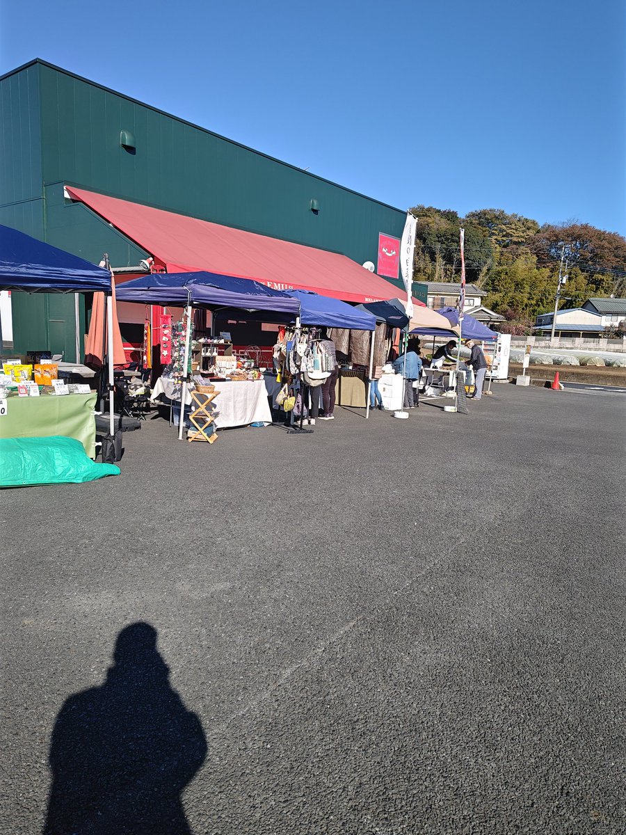 23chantea's tweet photo. 12月28日（日）7:00頃 〜 12:30 頃まで「ブーランジェリーエミュウ本店」さんにて柳瀬よってけ市に参加致します。

＃焼き立てパン
＃鉄板焼きそば
＃牛すじカレーパン
＃パオパオ
#ハーブ
＃スパイス
＃狭山茶
＃試飲
＃新鮮野菜 https://t.co/qCeEOHZ4C0