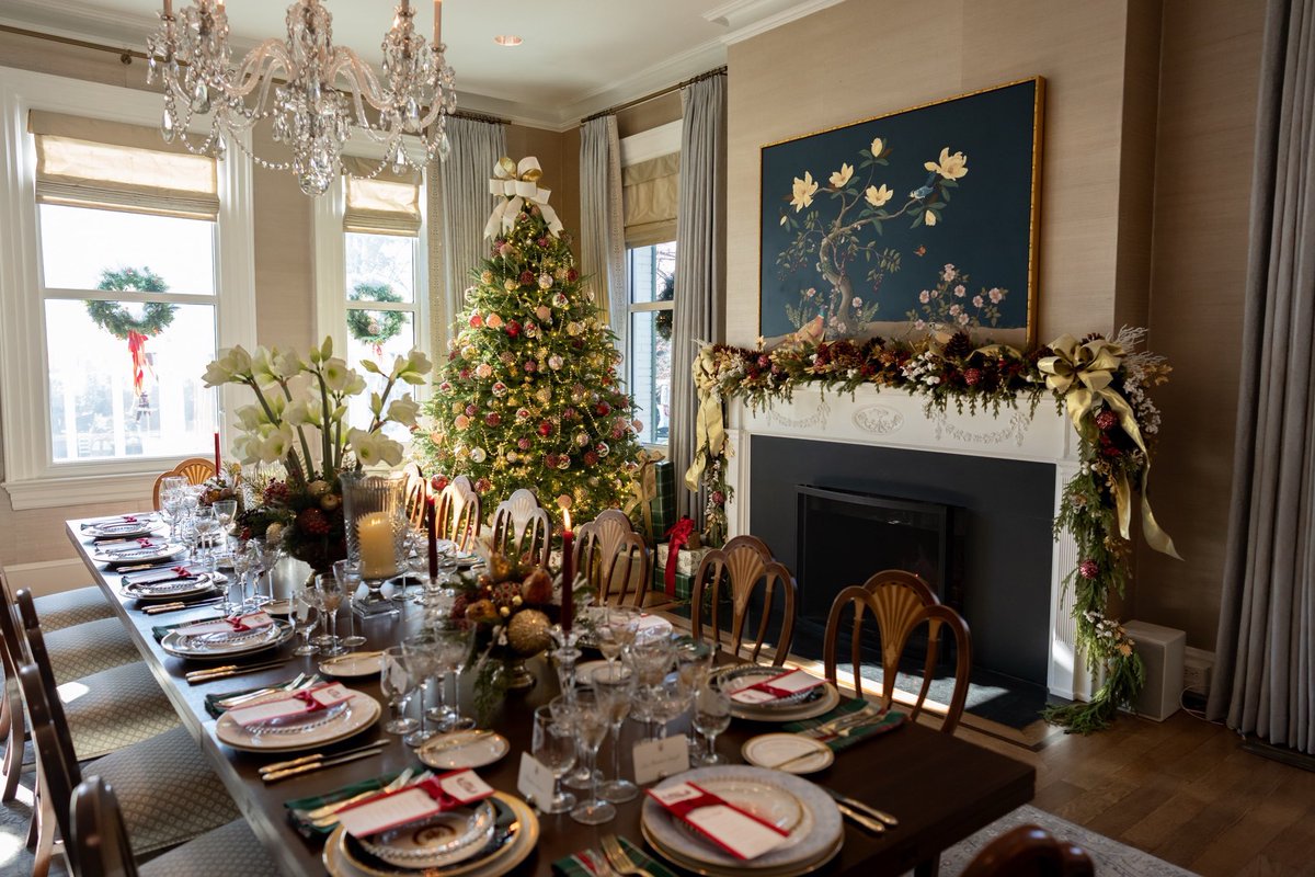 VP's tweet image. Merry Christmas from Vice President Vance and @SLOTUS Usha Vance!🎄