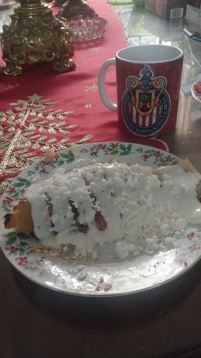 charly_slash4's tweet photo. #NFLonNetflix vamos #dallas tamales y calesita viendo el partido, saludos desde guadalajara https://t.co/RqoNYrwhb6