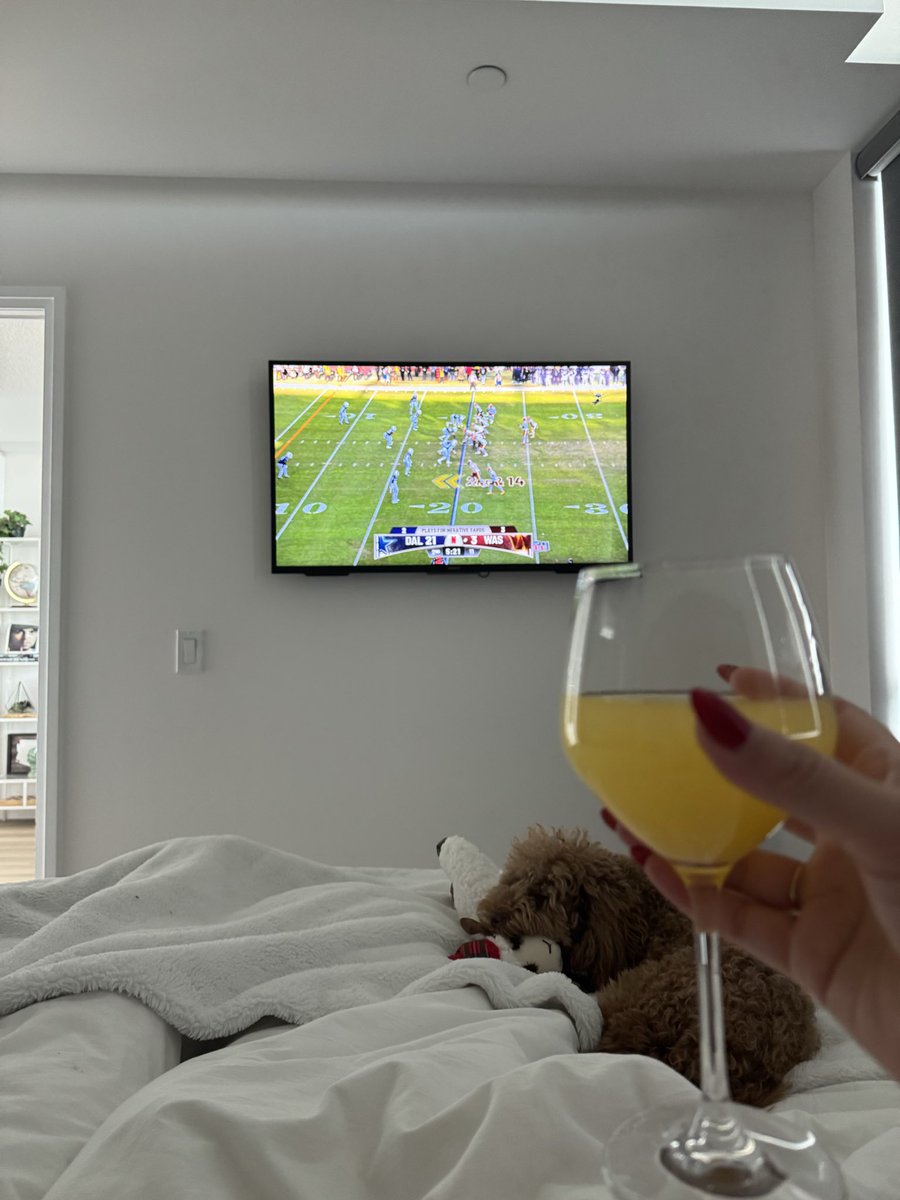katiegirllllll's tweet photo. @ScottHanson @Ky1eLong @netflix Watching #NFLonNetflix from Canada! 🥂 https://t.co/IptxlGlhEB