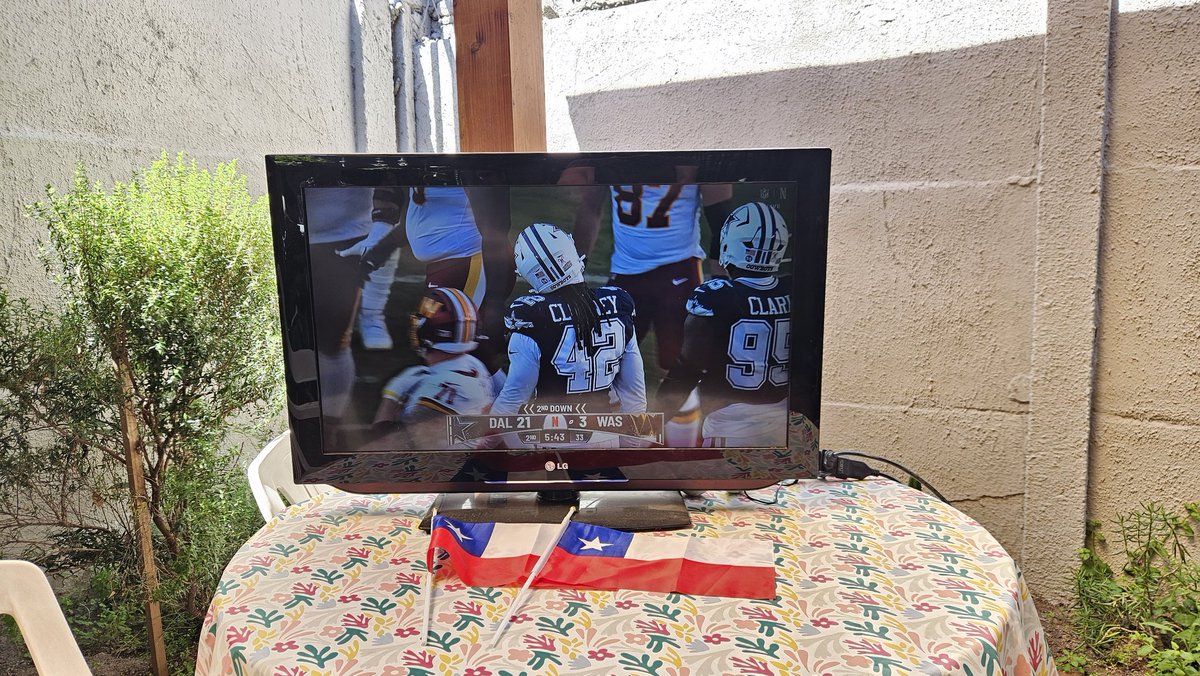 seba_ortega's tweet photo. Watching #NFLonNetflix from Santiago, Chile. Greetings https://t.co/ywwkOXlHZc