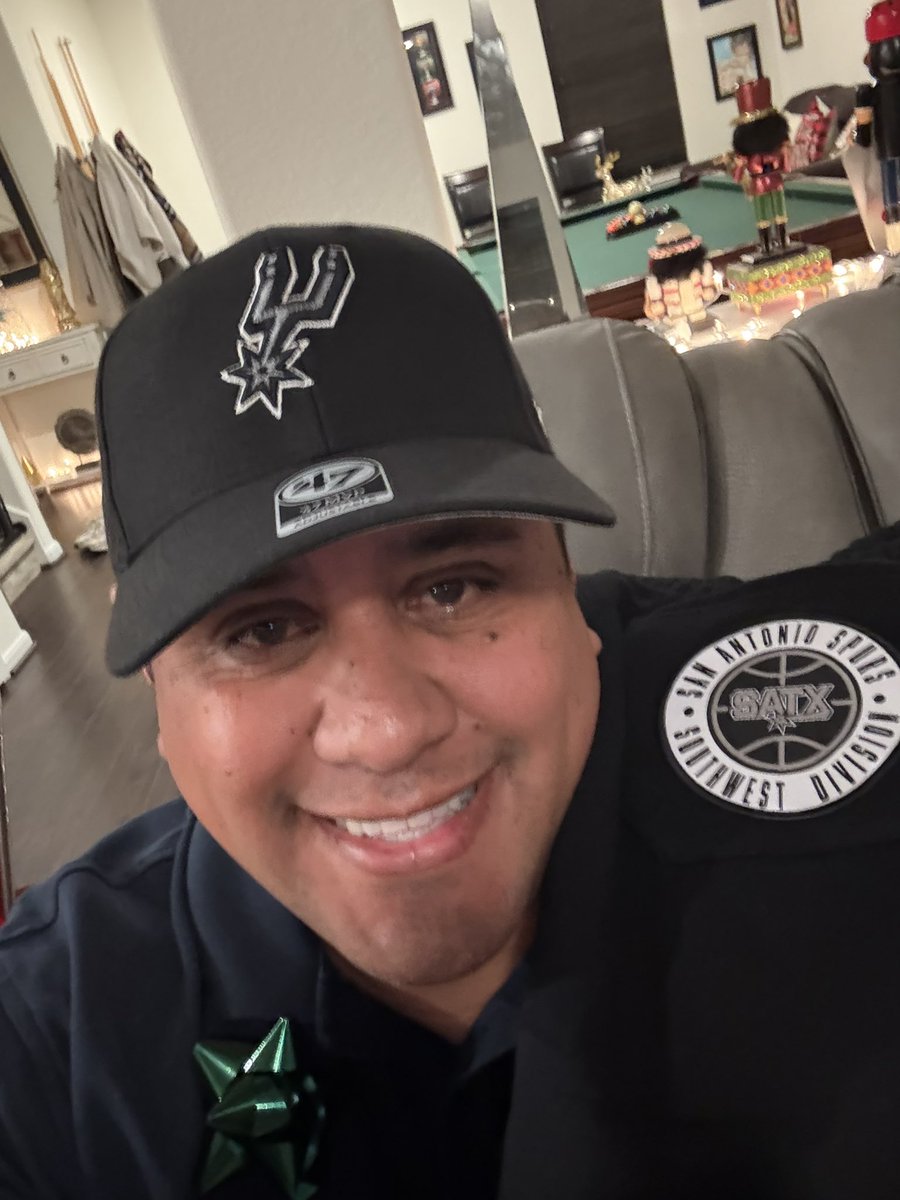 MJAcquiredTaste's tweet image. Let’s start a thread of all the Spurs gear we got for Christmas!

Santa got my nephew David a De’Aaron Fox jersey. I was gifted a Spurs cap and shorts.

Show pics of the Spurs merch you got!

#PorVida