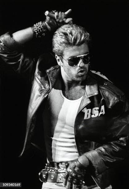 Hoy se cumplen 9 años de la muerte de George Michael,uno de los músicos británicos más talentosos que nos han dejado a través del tiempo,una gran pena.
QEPD♥️🎸
