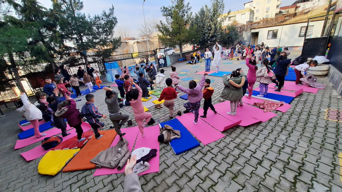 Yeni pilates matlarımızla miniklerimizle açık havada spor yaptık.
Hareket ettik, eğlendik, güçlendik 💚
<a href="/Diyarbakirmem/">Diyarbakır İl Millî Eğitim Müdürlüğü</a> <a href="/SilvanMEM/">Silvan İlçe Milli Eğitim Müdürlüğü</a> <a href="/SilvanKaymakam/">Silvan Kaymakamlığı</a>