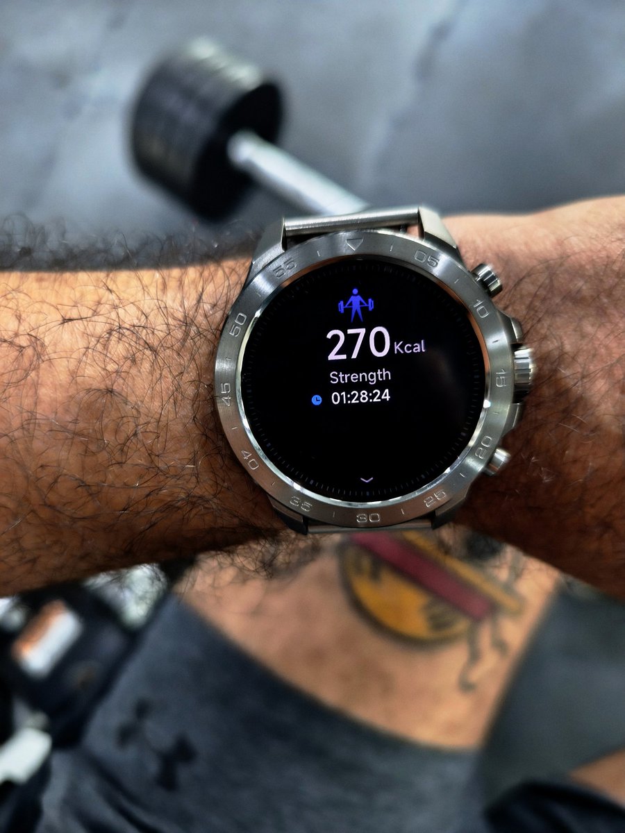 AbogadoFeroz's tweet photo. ¿Sabes quiénes entrenan en Navidad? Los que tienen regalos navideños deportivos. ⌚ #TrainoNavideño #GSExplorerS #Gym #SuavetonSuaveton https://t.co/EsyNN7yY5z
